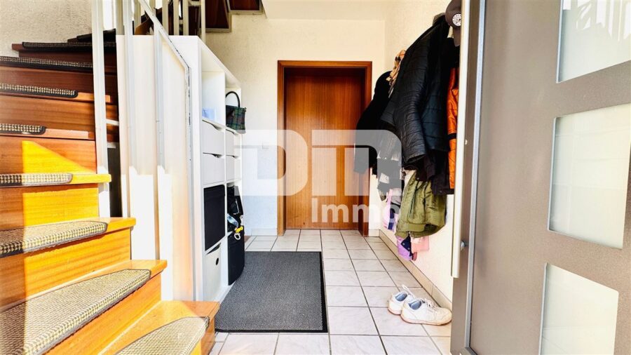 Charmantes Ein- bis Zweifamilienhaus mit großem Garten in begehrter Lage - EG Haupteingang / Windfang / Treppenaufgang